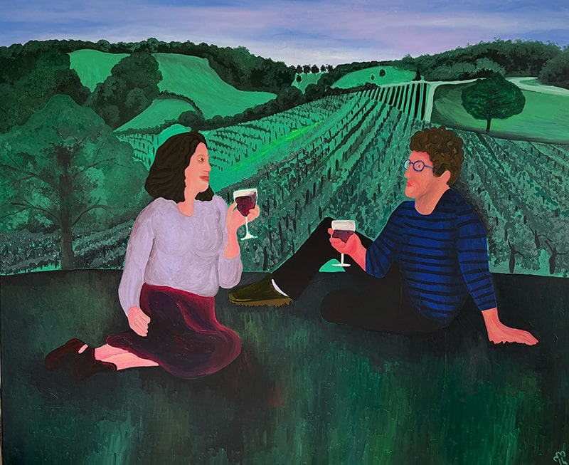 Couple amoureux dans un vignoble près de Bordeaux, partageant un verre de vin rouge au calme sous les feuillages.
